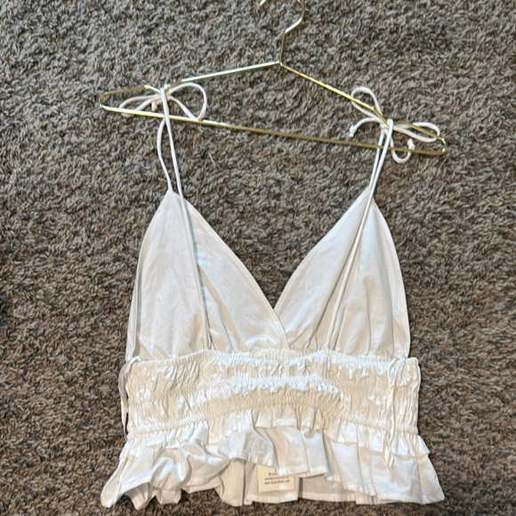 Chic White Ruffle Top - Picture 2 of 2